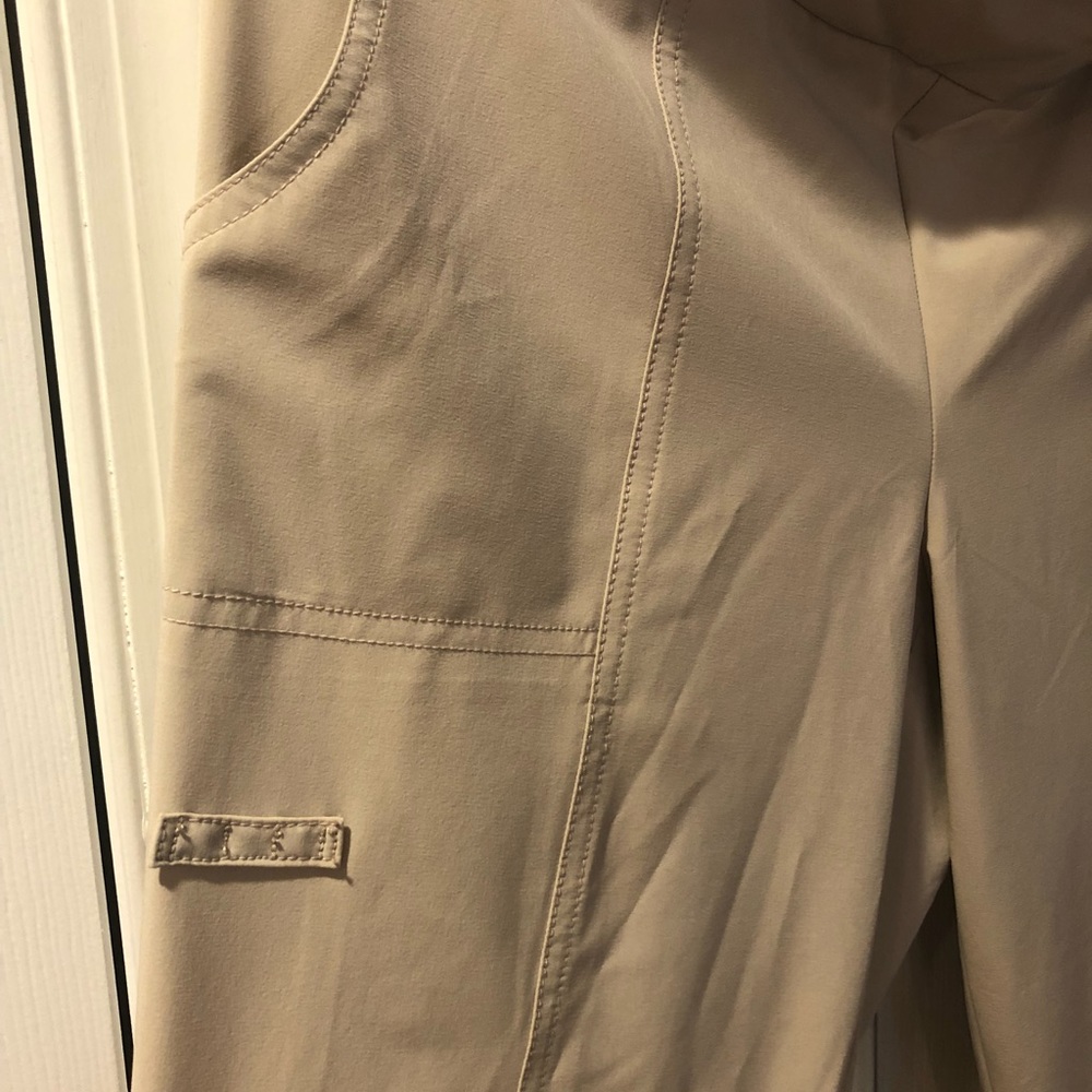 Capri Pants Weekends by Chico’s Khaki Crop Bottom Sz 0.5 (4-6) Like New - Picture 3 of 6